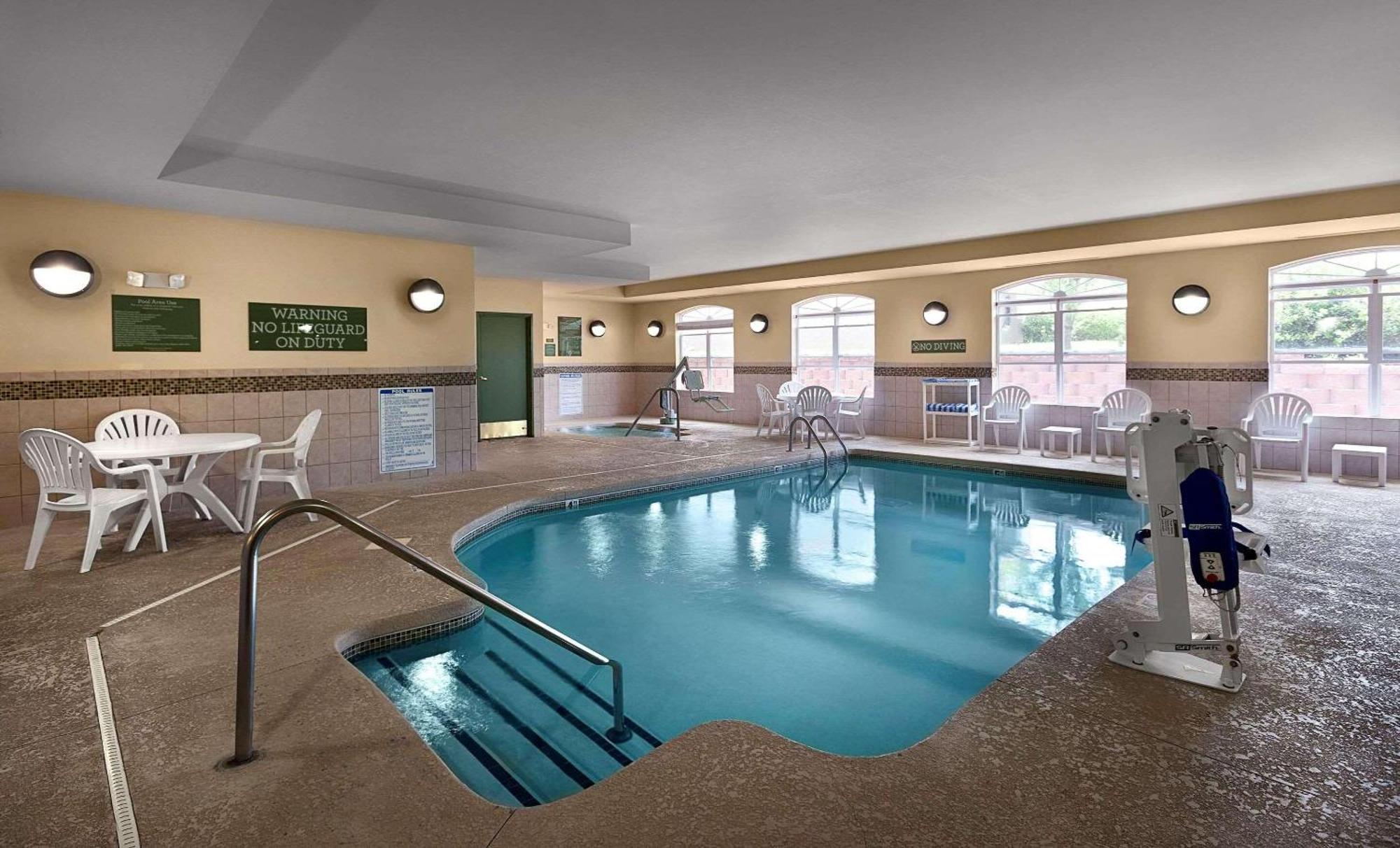 Country & By Radisson, 2* Concord